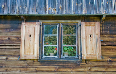 Obraz na płótnie Canvas antique window in a wooden house in the open-air museum of the Polish countryside