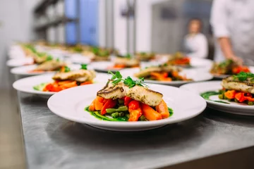 Foto op Plexiglas Cooking a delicious main course in the restaurant kitchen. Catering on holiday. © Zhuravleva Katia