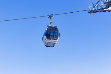 Obraz premium Cabin cableway on a background of blue sky