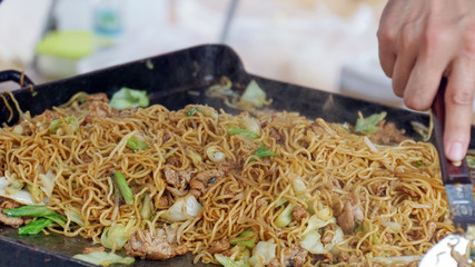 祭りの出店の定番　鉄板焼きの焼きそば