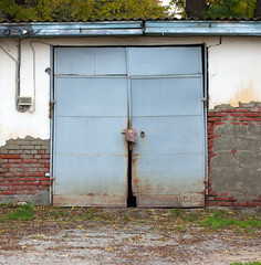 The door to the old abandoned garage