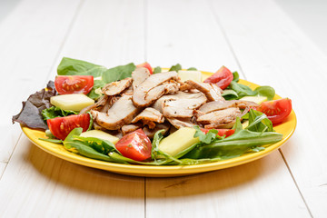 Fette di tacchino con verdure fresche
