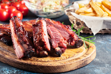  Spicy barbecued pork ribs served with BBQ sauce