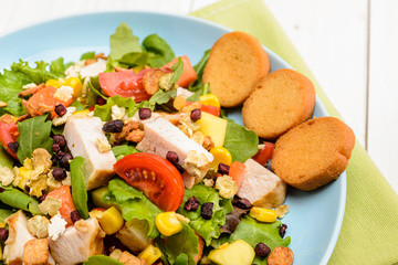 Insalata di pollo e verdure con crostini di pane