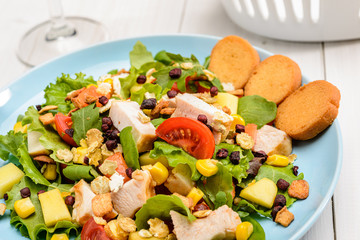Insalata di pollo e verdure con crostini di pane