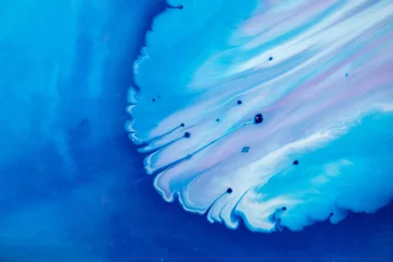 Photo sur Plexiglas Cristaux Peinture acrylique fluide abstraite. Abstrait bleu marbré. Motif de marbre liquide. Fond peint à la main avec des peintures liquides rouges, bleues et vertes mélangées. Art moderne.