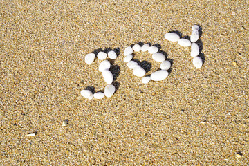 Fototapeta na wymiar message joy sur le sable