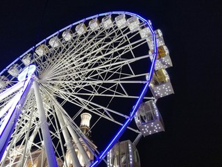 carousel wheel with illuminated cabs