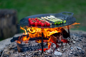Gemüse grillen auf offenem Feuer mit einer Grillpfanne