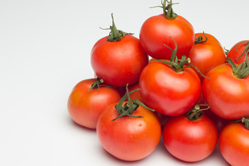 Tomates llenos de vitaminas, tomates crudos, maduros y rojos