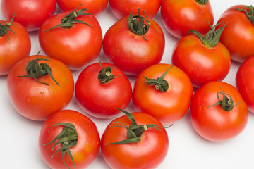 Tomates rojos y maduros, que se pueden comer crudos en ensaladas o se pueden hacer salsas y mermeladas; el tomate rico en vitaminas y en antioxidantes.