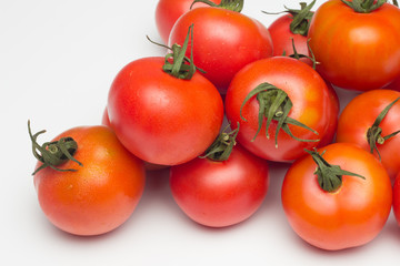 Tomates rojos y maduros, que se pueden comer crudos en ensaladas o se pueden hacer salsas y mermeladas; el tomate rico en vitaminas y en antioxidantes.