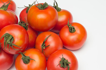 Tomates llenos de vitaminas, tomates crudos, maduros y rojos