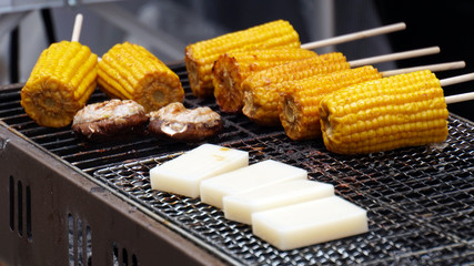 祭りの出店のバーベキュー　トウモロコシ　しいたけ　餅