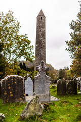 Steinkreuz und Turm in Glendalogh in Irland, Wicklow