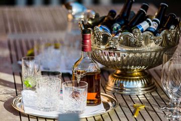 Whiskey auf Tisch mit Glas