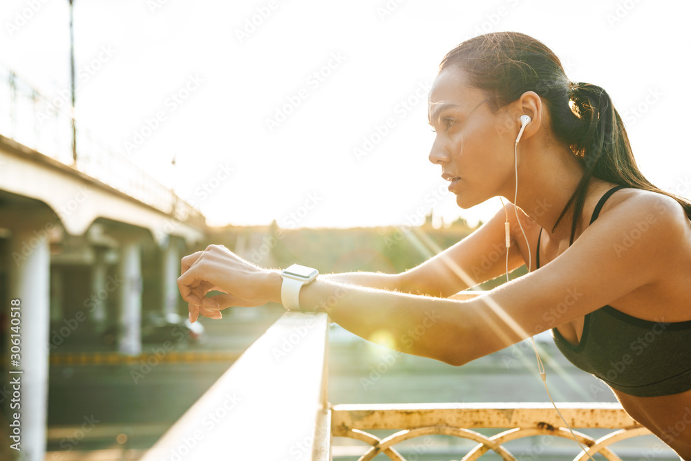 Poster Strong fitness concentrated woman at the street.