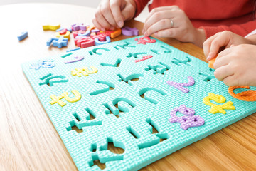 Fototapeta premium 家で勉強をする親子