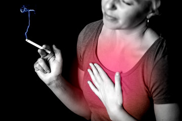 Obraz premium Woman smokes cigarette and has problem with lungs or heart attack.
