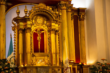 Obraz premium close up of Jesus crucified in Altar Catholic church - cathedral San Jose Antigua Guatemala inside - baroque architecture, communion table
