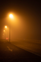 霧の夜の道路
