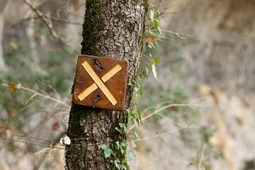 Fototapeta premium Randonnée panneau interdit danger