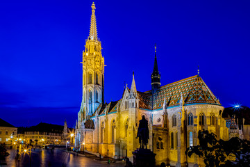 Obraz premium Newly renovated Mathias Church in Budapest is a big attraction for tourists all over the world. Budapest's beauty shown at night through many centuries of architecture, Hungary.