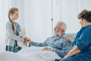 Obraz premium Girl visiting grandfather