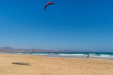 Cercles muraux Plage de Sotavento, Fuerteventura, Îles Canaries Kite surfeur sur la magnifique plage Playa de Sotavento à Fuerteventura, Îles Canaries, Espagne