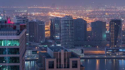 Obraz premium Świt w dużym mieście Dubaj z nocy do rana przejścia anteny timelapse