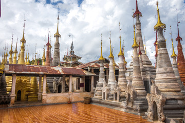 Fototapeta premium Shwe Inn Dain Pagoda, Inle lake, Myanmar. Ancient Inn Dain complex consists of 1054 pagodas.