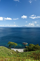 オホーツク海と国後島