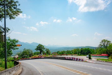 Fototapeta premium A steep curve of the road against the backdrop of the mountains. 