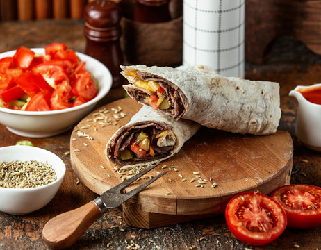 doner in lavash served with tomato