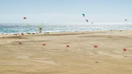 Store enrouleur Plage de Sotavento, Fuerteventura, Îles Canaries Kite surfeurs en action sur la belle plage de sable Playa de Sotavento à Fuerteventura, Îles Canaries, Espagne