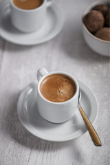 Café sur table et chocolats