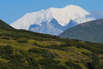 Berge der Alaska Range vom Denali Highway aus gesehen, Alaska - Indieser großartigen Landschaft macht das Autofahren selbst auf einer Schotterstraße Spaß