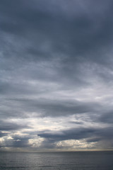 Fototapeta na wymiar Cielo con nuvole di acqua sul mare