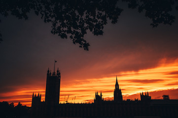 Naklejka premium House of parliament in London, sunset sky, silhouette. Symbol of UK, Great Britain,