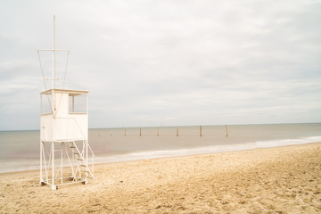 Beobachter turm verlassen am strand bei wolkigem wetter