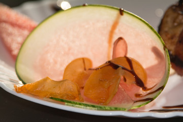 Speckummanteltes Schweinefilet mit Lachs und Melone