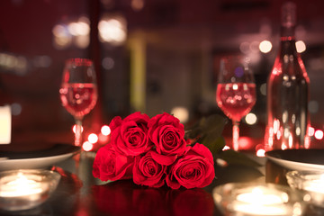 Obraz na płótnie Canvas Romantic dinner in a restaurant setting. 