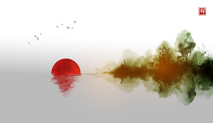 Nebelhafte Insel mit roter Sonne, dunklen Waldbäumen, die sich im Wasser widerspiegeln und Vögel am Himmel. Traditionelle orientalische Tuschemalerei sumi-e, u-sin, go-hua auf Vintage-Reispapierhintergrund. Hieroglyphe - Zen