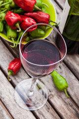 Rotwein im Glas auf einem Tisch in der Küche mit Gemüse