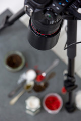 Fotokamera auf Stativ über einem Stillleben im Fotostudio