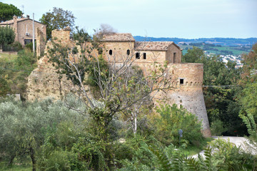 Fototapeta na wymiar italian medieval catle ruins in the countryside