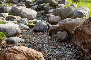 agua corriendo sobre piedras