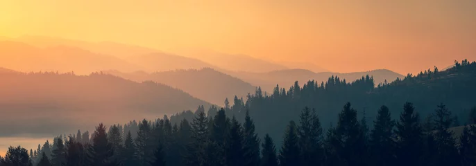 Keuken spatwand met foto Majestueus herfstlandschap van mistige vallei in de Karpaten bij zonsopgang in de vroege ochtend. Mooi tonaal perspectief groothoekpanorama. © stone36