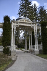 Obraz premium Arch in park in Vienna