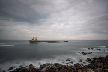 Obraz premium ship sinking after storm in the sea